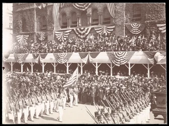 Uitzicht op de menigte en een marcherende militaire groep in de Dewey Parade op Fifth Avenue, New York, 1899 (zilveren gelatin afdruk)